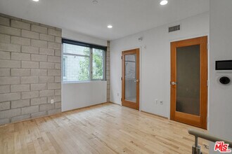 3450 Cahuenga Blvd in Los Angeles, CA - Foto de edificio - Building Photo