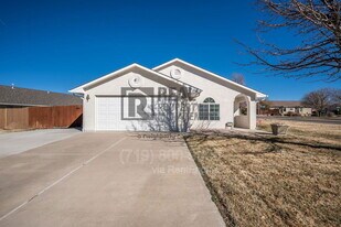 842 Edna Way in Pueblo, CO - Building Photo