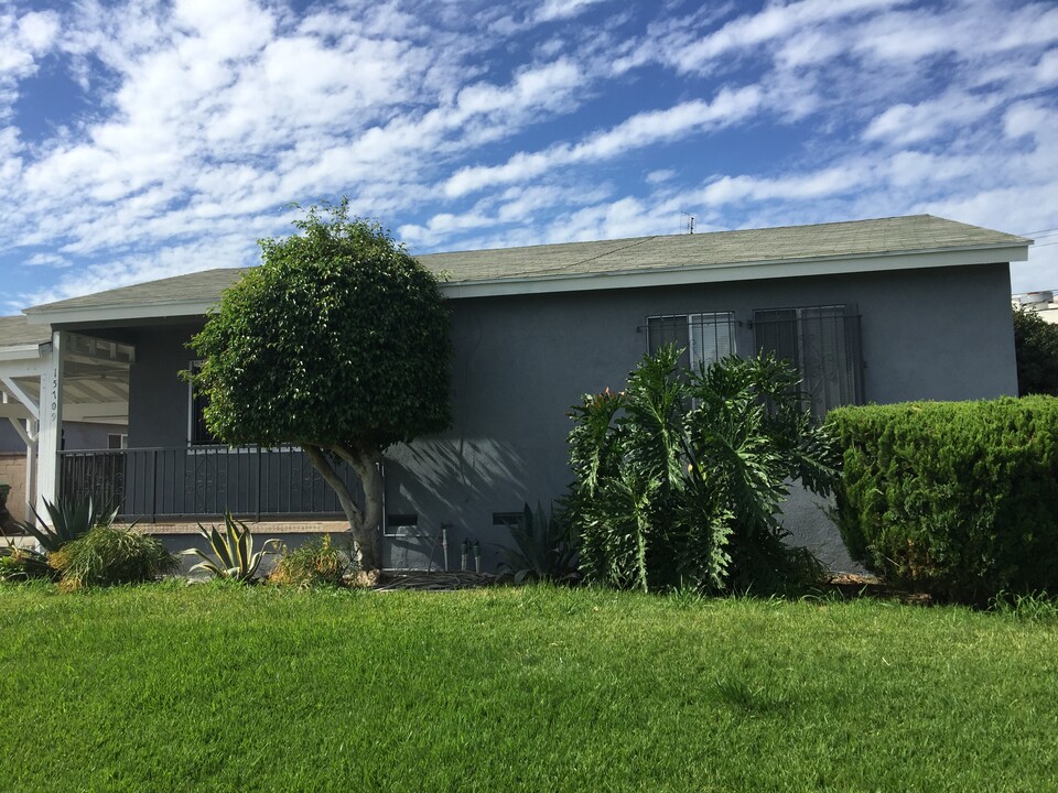 15709 S Ball Ave in Gardena, CA - Foto de edificio