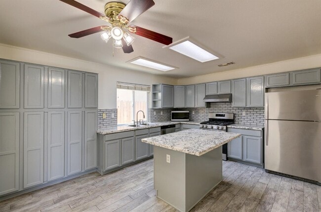 2573 E Skyview Ave in Fresno, CA - Building Photo - Building Photo