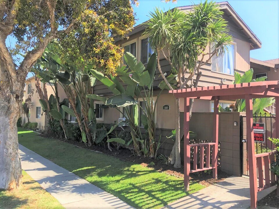 1009 Valencia St in Costa Mesa, CA - Building Photo