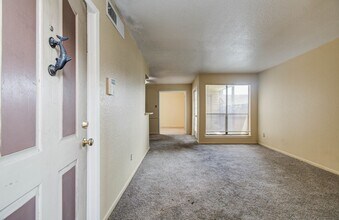 9000 Bissonnet St in Houston, TX - Foto de edificio - Building Photo