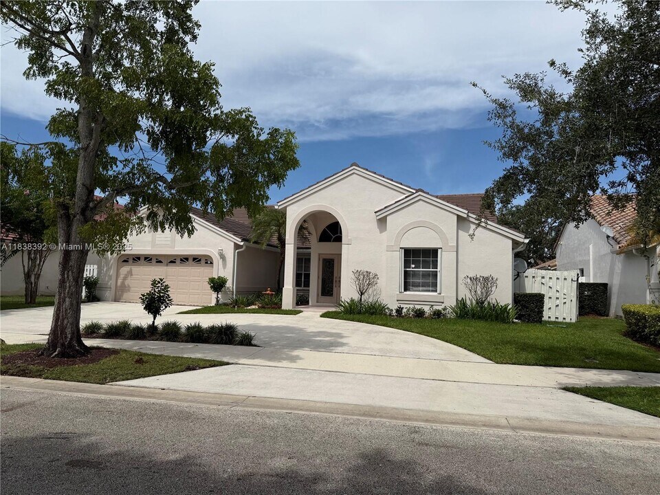 794 Lake Blvd in Weston, FL - Building Photo