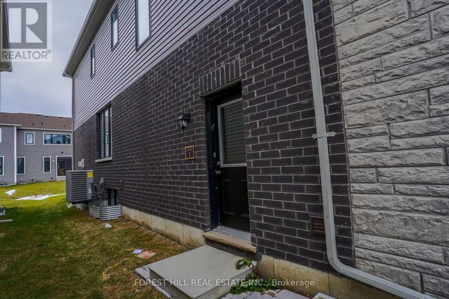 61 Valleybrook Rd in Barrie, ON - Building Photo - Building Photo