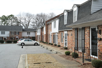 Oakview Town House Apartments in Columbus, GA - Building Photo - Building Photo