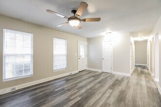 1308 SE Knights Bridge in Blue Springs, MO - Foto de edificio - Building Photo