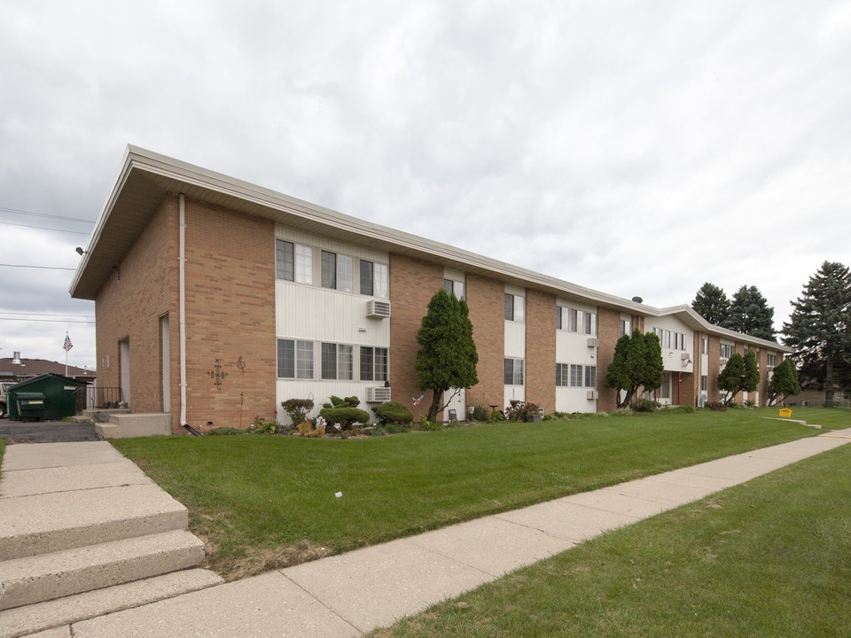Southcrest Apartments in Kenosha, WI - Building Photo