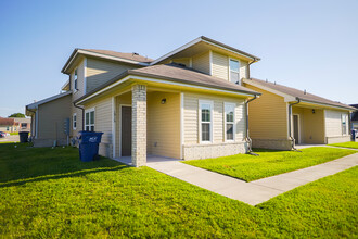 Oak Manor Villas in Bay City, TX - Foto de edificio - Building Photo