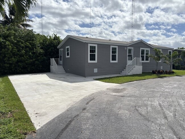 3447 SW 50th Ln in Davie, FL - Building Photo - Building Photo