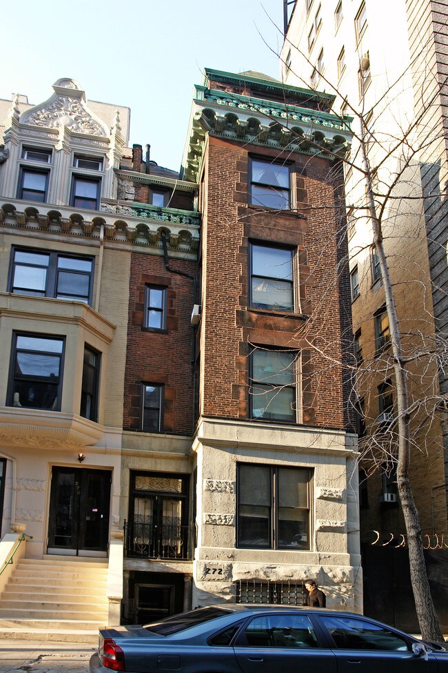 272 W 73rd St in New York, NY - Building Photo - Building Photo