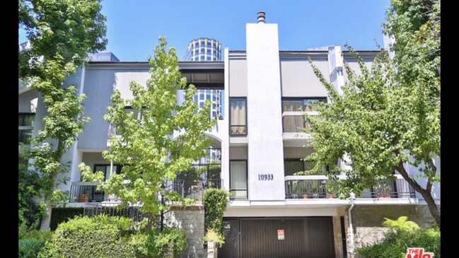 property at 10933 Wellworth Ave
