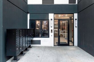 2081 Anthony Ave in Bronx, NY - Foto de edificio - Building Photo