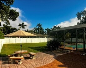1263 Caloosa Dr in Ft. Myers, FL - Foto de edificio - Building Photo
