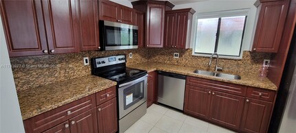 303 Lakeview Dr in Weston, FL - Building Photo - Building Photo