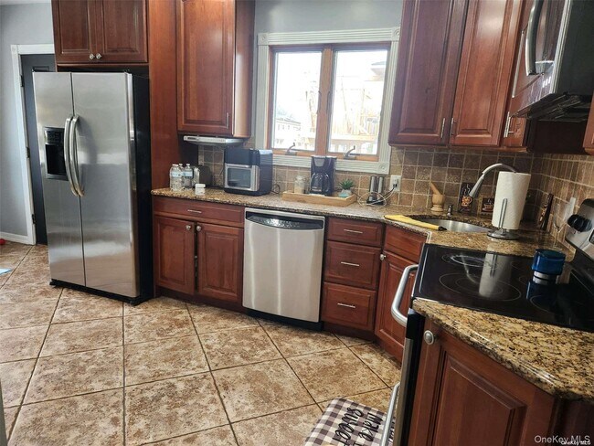 1504 3rd St in West Babylon, NY - Building Photo - Building Photo