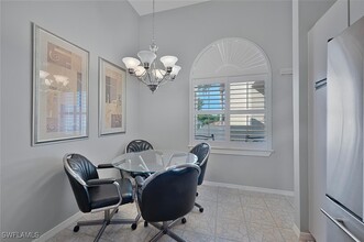 583 Beachwalk Cir in Naples, FL - Foto de edificio - Building Photo