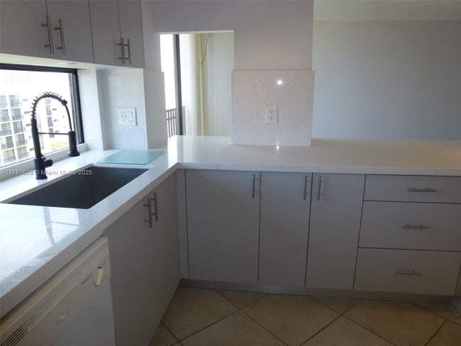 17021 N Bay Rd, Unit 1026 in Sunny Isles Beach, FL - Building Photo - Building Photo