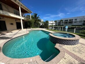 1111 Singer Dr in Riviera Beach, FL - Building Photo - Building Photo