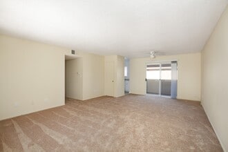 Torrance Courtyard Apartments in Torrance, CA - Foto de edificio - Building Photo