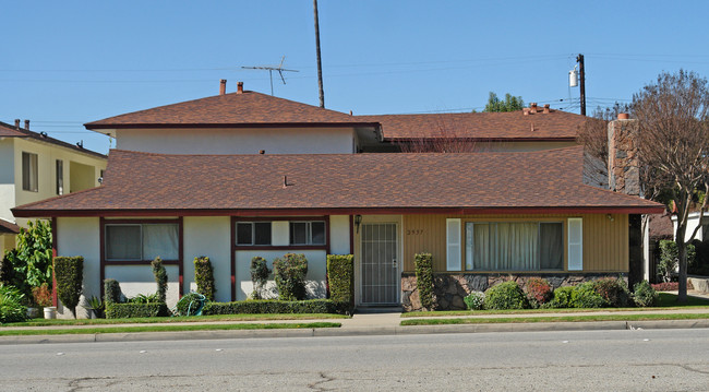 2937 N Garey Ave in Pomona, CA - Foto de edificio - Building Photo