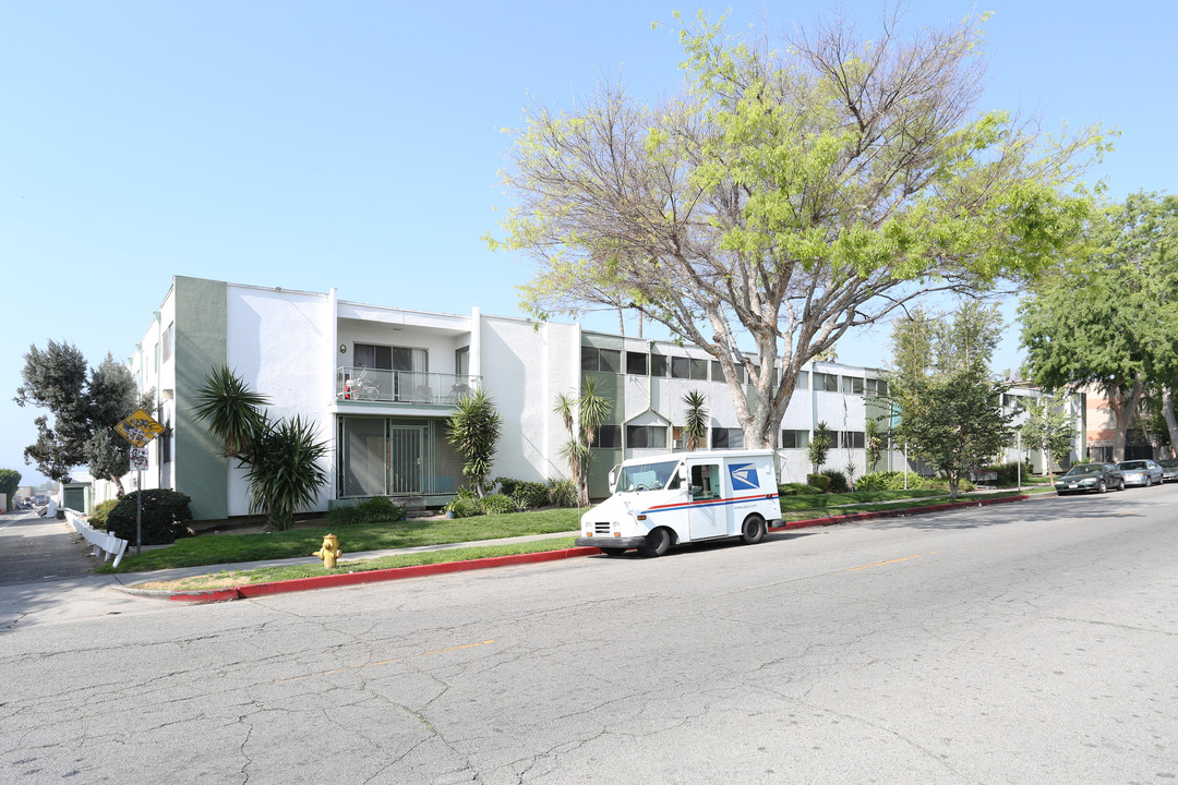 Owensmouth Apartments in Canoga Park, CA - Building Photo