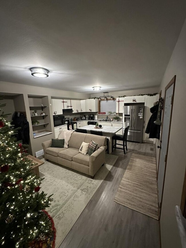 118 N Wisconsin St in Fall Creek, WI - Foto de edificio - Building Photo