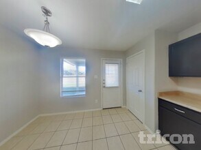 8615 Silver Willow in San Antonio, TX - Foto de edificio - Building Photo