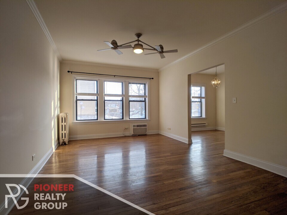 736 W Addison St, Unit 750-S1 in Chicago, IL - Foto de edificio