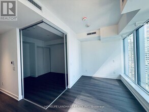 8 Wellesley St W in Toronto, ON - Building Photo - Building Photo