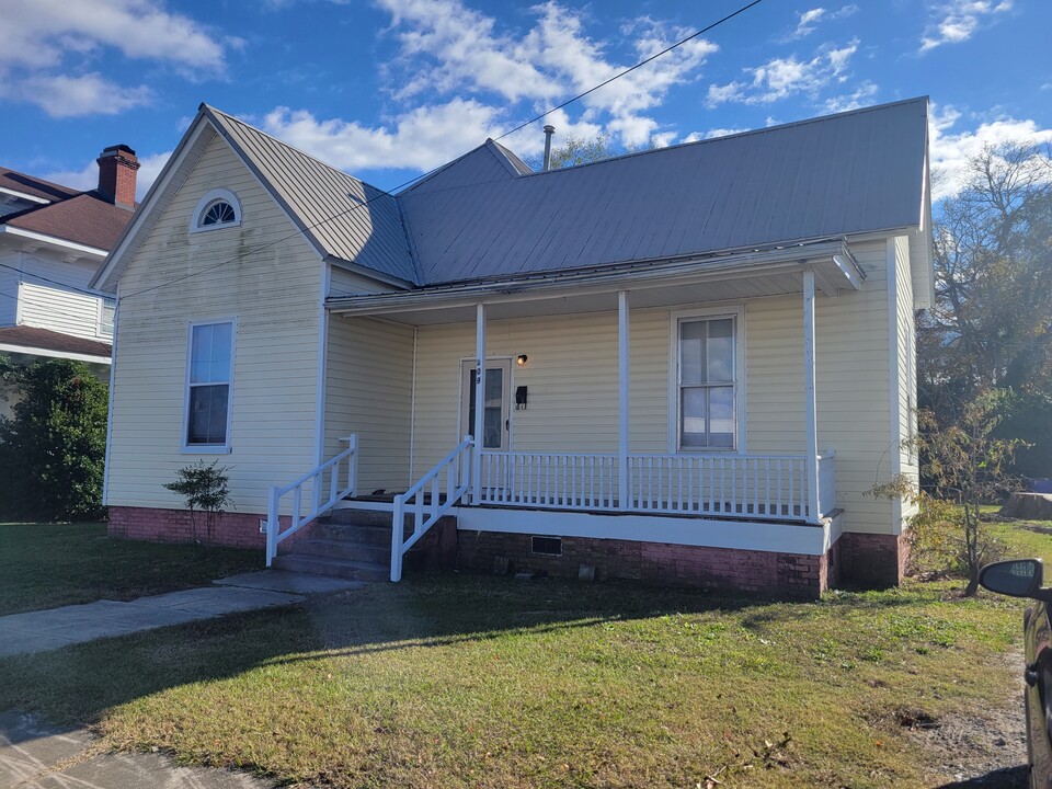 209 E Caswell St in Kinston, NC - Foto de edificio