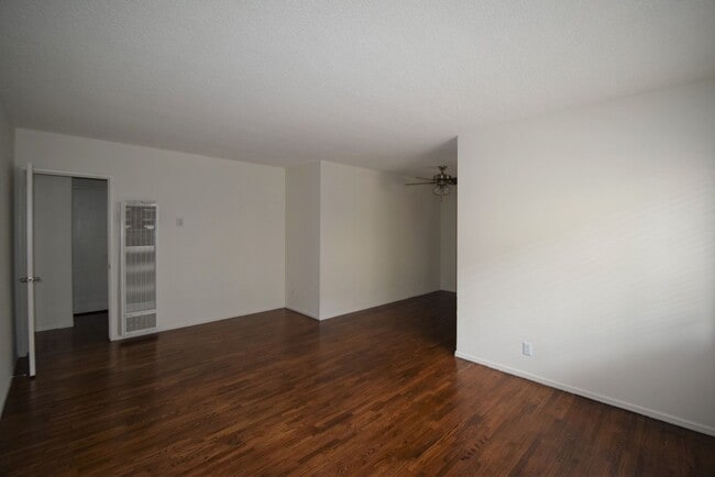 15033 Burbank Blvd in Los Angeles, CA - Building Photo - Building Photo