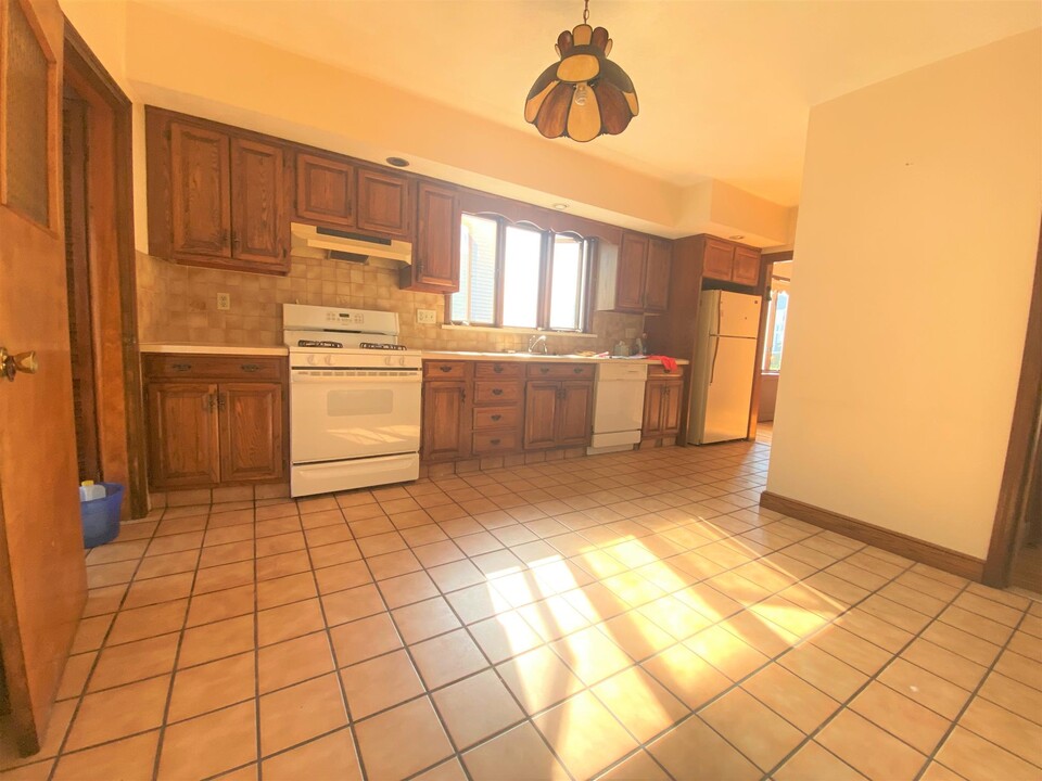 15 Clayton Ave, Unit 1 in Medford, MA - Building Photo