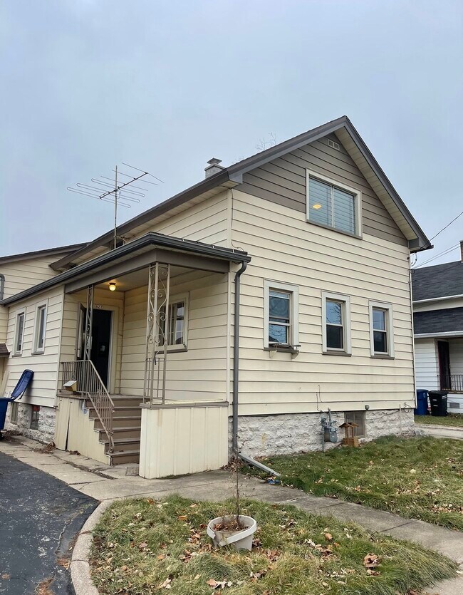 827 W 11th Ave Rentals in Oshkosh, WI