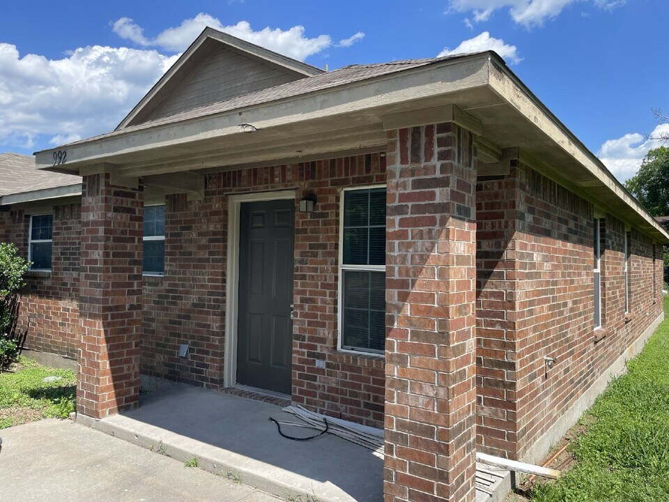 990 W Oak St in Stephenville, TX - Building Photo
