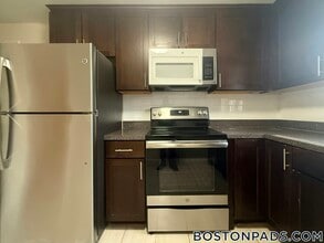 8 Captain Parker Arms, Unit 14 in Lexington, MA - Foto de edificio - Building Photo