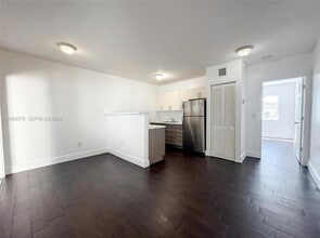 1040 NW 3rd Ave, Unit 5 in Miami, FL - Building Photo - Building Photo