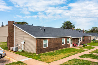 Pine Manor Apartments in Enid, OK - Building Photo - Building Photo