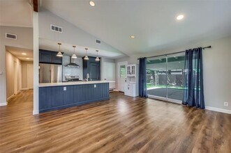11483 Coral Hills Dr in Dallas, TX - Foto de edificio - Building Photo