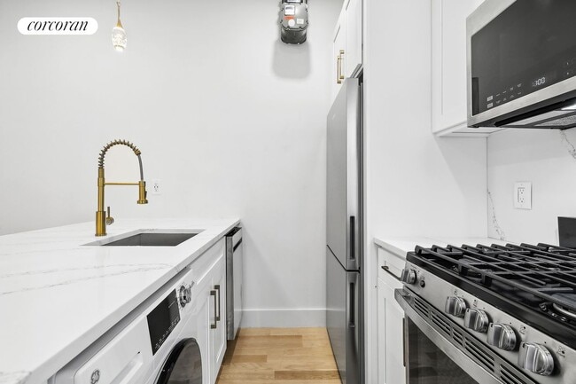 204 W 96th St in New York, NY - Building Photo - Building Photo