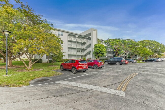 2804 Victoria Way in Coconut Creek, FL - Building Photo - Building Photo