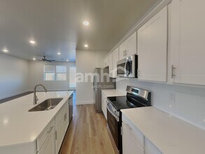 13897 E 101st Ave in Commerce City, CO - Foto de edificio - Building Photo