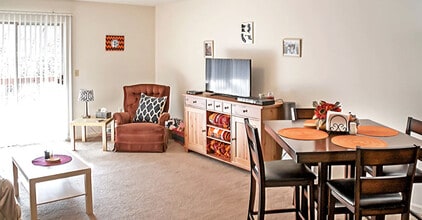 Chase Apartments in Blacksburg, VA - Building Photo - Building Photo