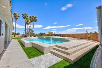 6525 Ponderosa Way in Las Vegas, NV - Building Photo - Building Photo