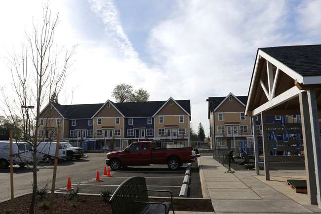 Woodwind Apartments in Albany, OR - Building Photo - Building Photo