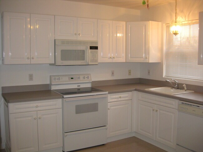 7 Donna Ln in Branford, CT - Foto de edificio - Building Photo