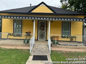 1902 Buena Vista St in San Antonio, TX - Building Photo