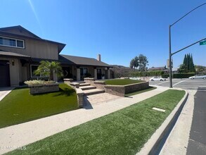 334 W Avenida De Las Flores in Thousand Oaks, CA - Building Photo - Building Photo