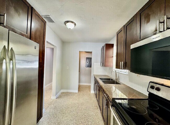 901 NW 55th St in Miami, FL - Building Photo - Building Photo
