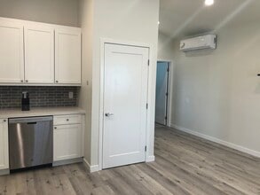 6140 W 74th St in Los Angeles, CA - Foto de edificio - Building Photo