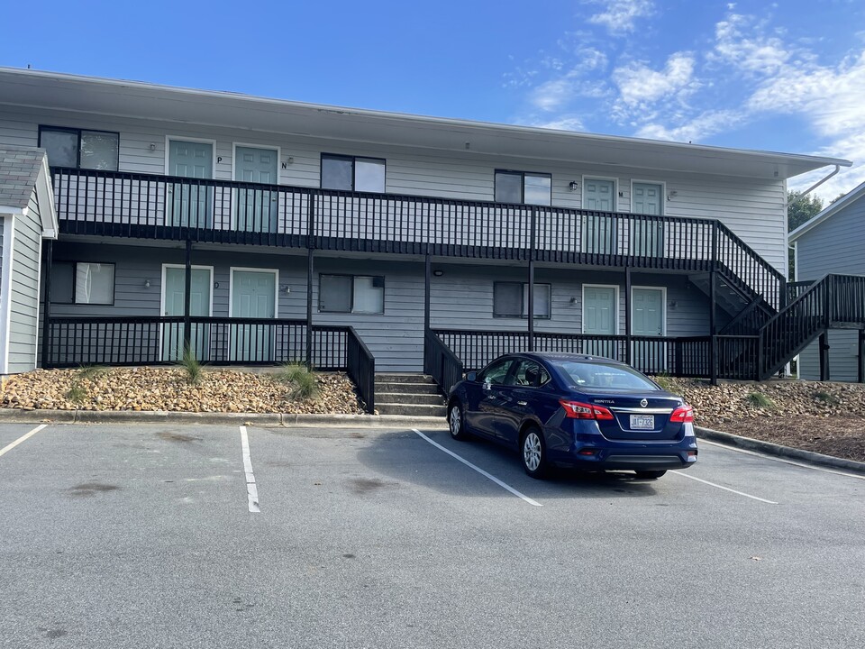 Pepper Tree Apartments in Greensboro, NC - Foto de edificio